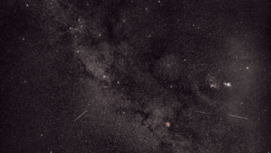 Foto impressionante registra meteoros do cometa Halley cruzando céu estrelado