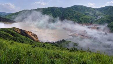 O dia em que o gás sufocante liberado do fundo de um lago matou mais de 1.700 pessoas