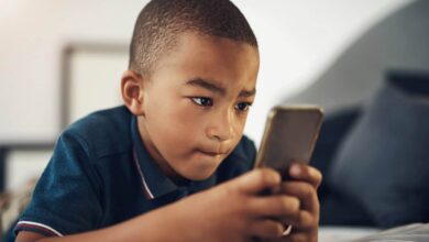 Seu filho não consegue largar o celular? ‘Design viciante’ está na mira da lei no Brasil